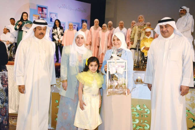 هند الصبيح ودمطر المطيري ودفاطمة الملا ومسلم السبيعي خلال التكريم ريليش كومار