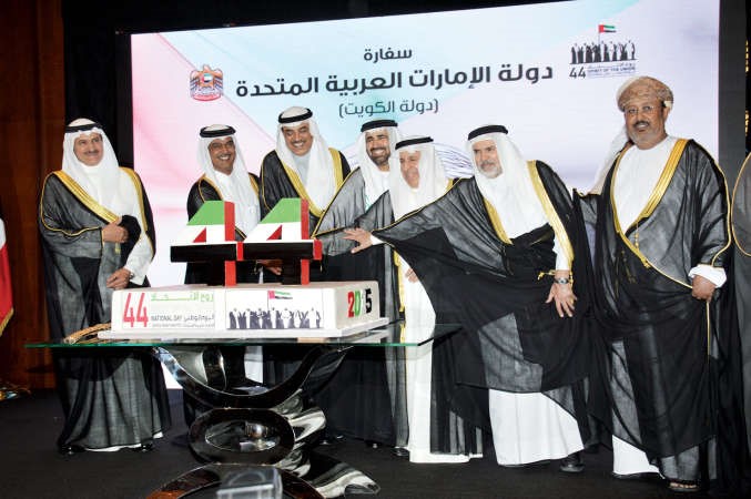 الشيخ صباح الخالد وسفراء دول مجلس التعاون الخليجي يشاركون السفير الاماراتي رحمة الزعابي قطع كيكة الاحتفال ويبدو ضاري العجران