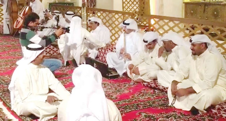 جانب من اعضاء الفرقة الشعبية خلال التصوير﻿