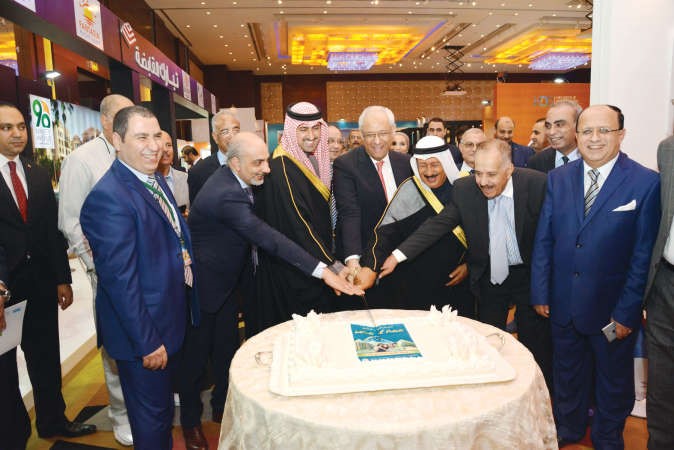 خلال قطع كيكة افتتاح المعرض