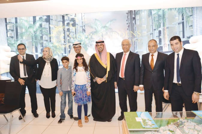 لقطة جماعية لبعض المشاركين في المعرض ويتوسطهم الشيخ نمر الصباح والسفير المصري ياسر عاطف