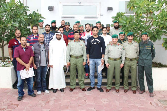 لقطة جماعية لخريجي الدورة مع رجال الحرس﻿