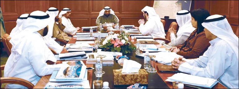 دعلي العمير خلال الاجتماع مع قيادات الاشغال