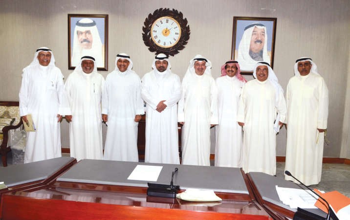 الشيخ يوسف عبدالله الناصر مع الحاضرين في الاجتماع ﻿