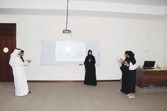 سلوى العجيري مع الطلبة خلال الندوة