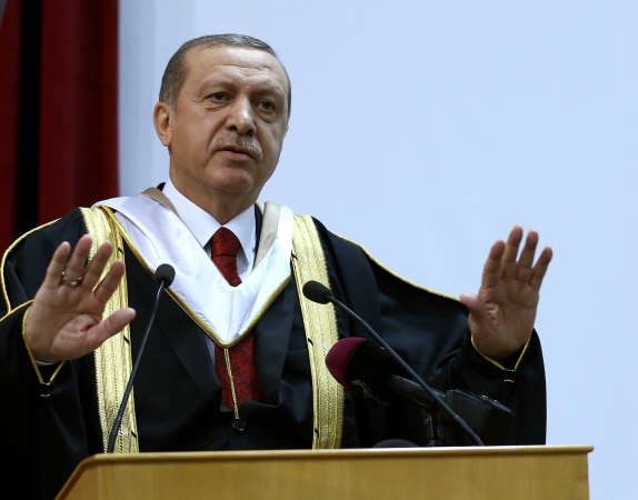 الرئيس التركي رجب طيب اردوغان متحدثا بعد تسلمه الدكتوراه الفخرية من جامعة الدوحة امس الاولاپ