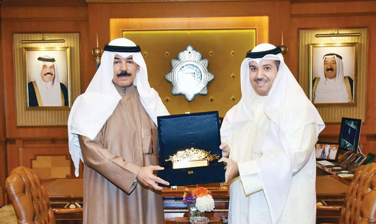 الشيخ محمد الخالد يتسلم الجائزة الاولى للخدمات الالكترونية من الشيخ مشعل الجابر