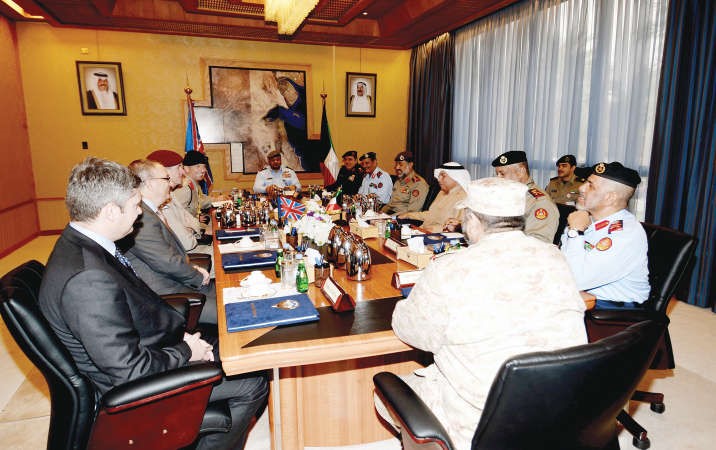 الشيخ خالد الجراح خلال اجتماعه مع مستشار وزير الدفاع البريطاني الفريق توم بيكيت والوفد المرافق