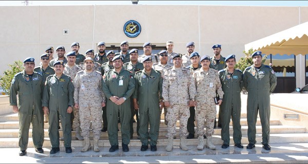 اللواء الركن طيار عبدالله الفودري واللواء الركن بدر العوضي والعميد الركن بحري محمد ذياب والعميد الركن طيار عبدالله البطي والعقيد الركن طيار سعد الكندري وعدد من ضباط القوة الجوية مع عدد من القوات الكويتية