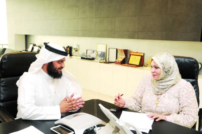 دعبدالله السميط متحدثا الى الزميلة ليلى الشافعيفريال حماد