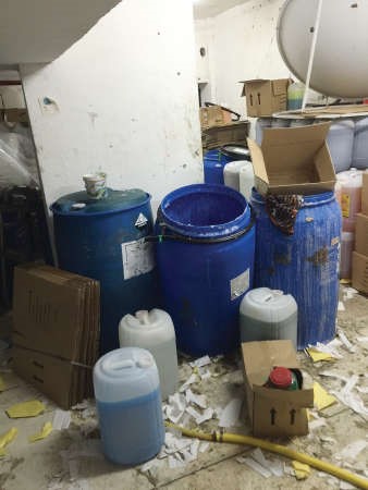 جانب من الادوات المستخدمة في المصنع﻿