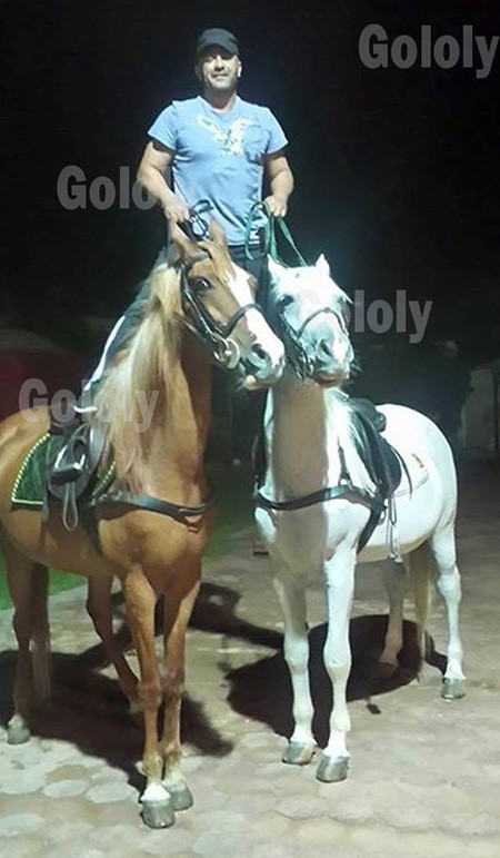 بالفيديو.. أحمد السقا يستعرض مهارته في ركوب الخيل