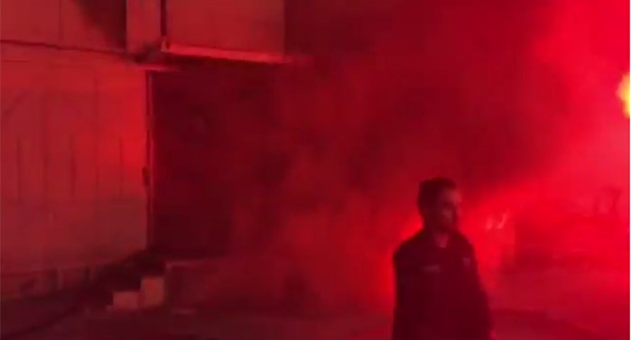حاليا حريق مصنع للمواد الغذائية في منطقة الشويخ الصناعية وتتعامل معه 4 فرق للإطفاء