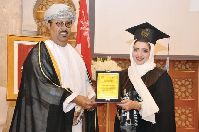احمد باسلوم مكرما احدى الخريجات احمد علي