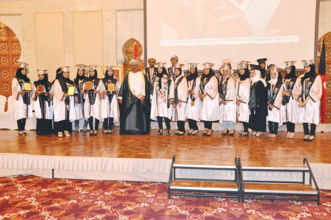 الوزير المفوض بالسفارة احمد باسلوم متوسطا عددا من المكرمين
