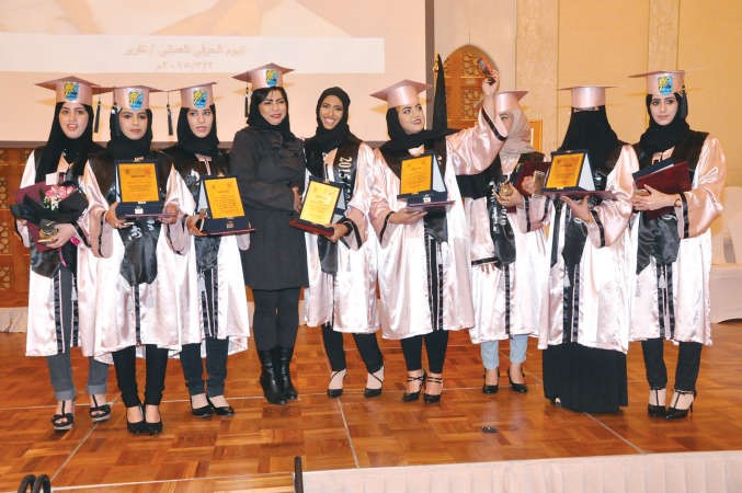 عدد من الطالبات المكرمات