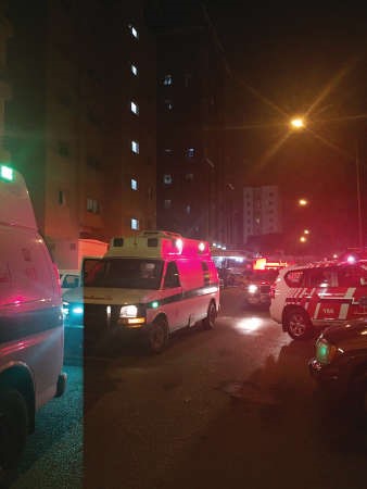 سيارة الاسعاف امام المبنى بانتظار طاقمها والمريض﻿