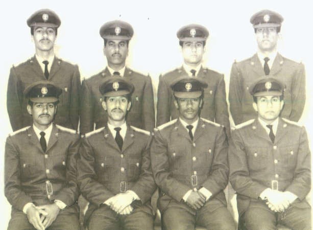 سلطان الكندري مع سليمان الفصام وعبدالوهاب العبدالرزاق وجاسم حيدر وعلي الفودري وعلي سيد جواد وفهد احمد الامير لدى المشاركة في دورة الضباط
