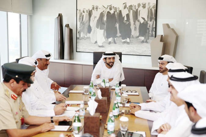 الشيخ حمدان بن راشد خلال الاجتماع مع المسؤولين لتحويل مدينة دبي لتكون الاذكى عالميا