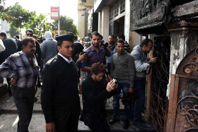 شرطي ومفتشون من الداخلية خلال معاينة موقع الحادث افپ

