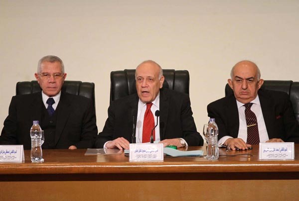 المستشار ايمن عباس مترئسا المؤتمر الصحافي للاعلان عن نتائج الانتخابات لمرحلة الاعادة بالمرحلة الثانية افپ