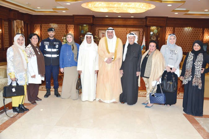 الشيخ فيصل الحمود مع نرجس الشطي وعبدالعزيز المشاري والمقدم مشعل العجمي وعدد من اعضاء فريق ايجابية كويتية