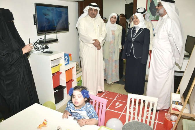 الصبيح تستمع الى شرح عن العمل في المركز