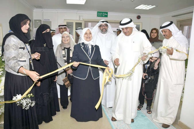 الوزيرة هند الصبيح ود مطر المطيري خلال قص شريط افتتاح مركز التدخل المبكر للاطفال من ذوي الاعاقة بمحافظة الجهراء