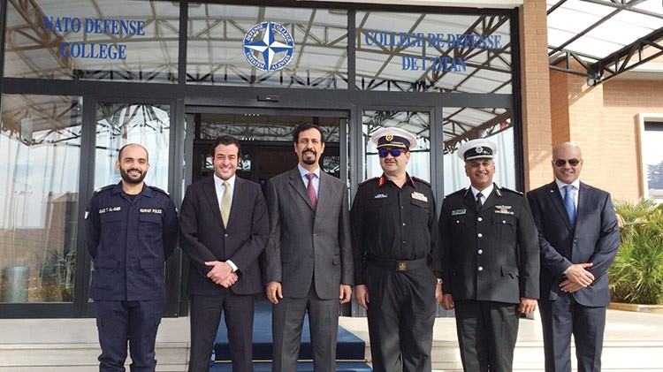 الخالد مع عدد من الضباط الخريجين