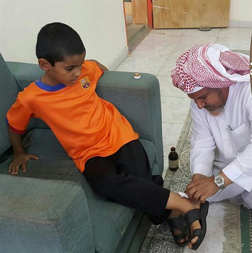حارس مدرسة في السعودية يضمد جرحاً لأحد الطلاب.. ومغردون: صورة إنسانية رائعة 