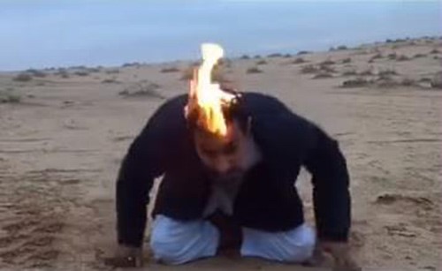 بالفيديو.. سعودي أشعل النار بشعره لتصوير مقطع فكاهي.. فكاد يفقد حياته حرقاً