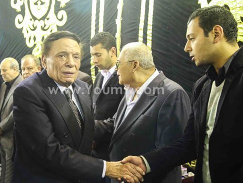بالفيديو.. عادل امام يحرج معجباً طلب التصوير معه: إحنا في عزاء يا سيدي