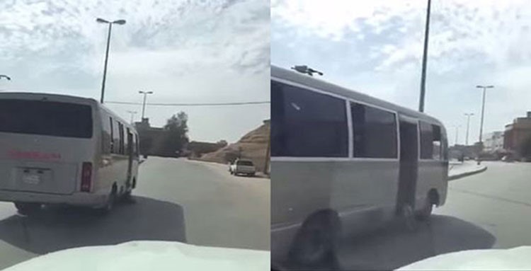بالفيديو.. طفل في السعودية يخاطر بحياته على باب حافلة مدرسية أثناء سيرها 