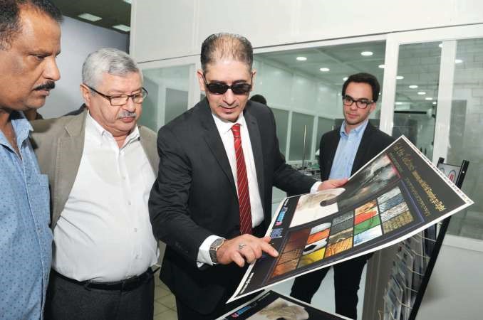 مهند حمدان يشرح لاصحاب المطابع كيفية عمل الطابعة ومدى كفاءتها