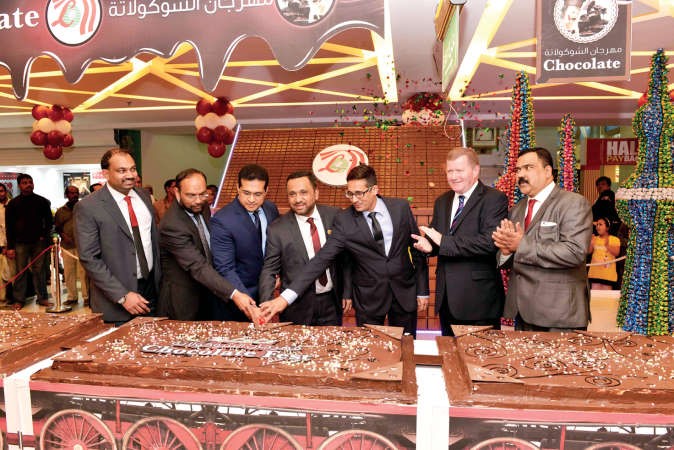 مشاركة بقطع كيكة المهرجان 