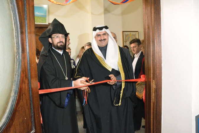 الشيخ امير الفهد والمطران ماسيس زوبويان خلال افتتاح المعرض ريليش كومار