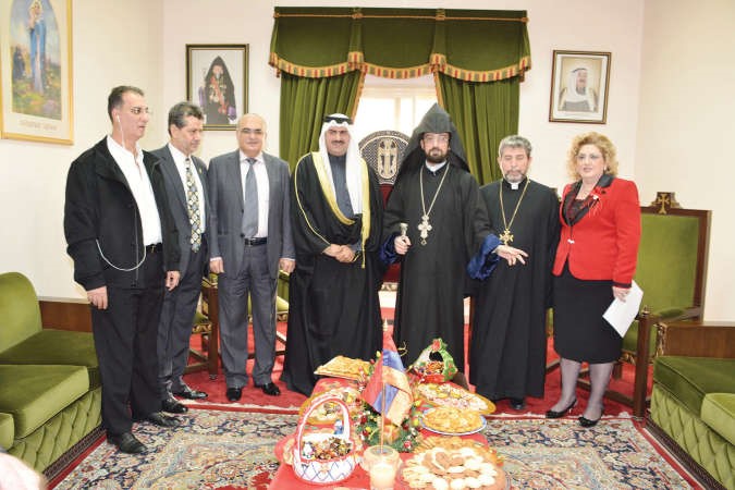 الشيخ امير الفهد والمطران ماسيس زوبويان يتوسطان عددا من الجالية الارمنية