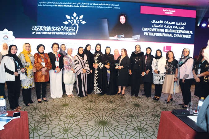 صورة جماعية لجانب من سيدات الاعمال المشاركات في الملتقى 