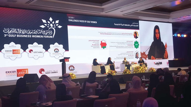 جانب من الجلسة الاولى للملتقى وتبدو رعاية الانباء الاعلامية