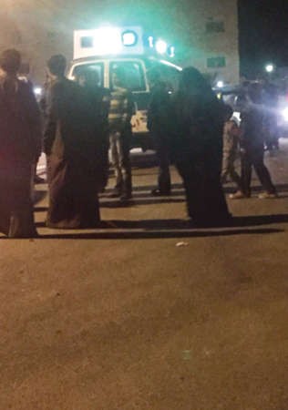 رجال الاسعاف ينقلون الشاب الذي تعرض للدهس﻿