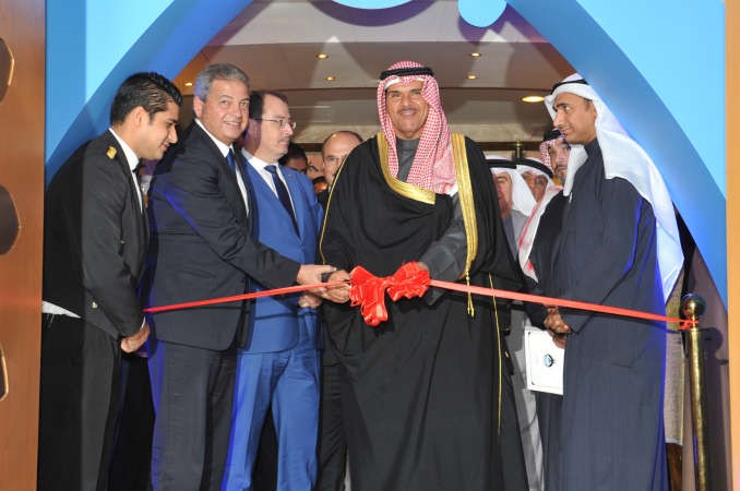 الشيخ سلمان الحمود خلال افتتاح المعرض المصاحب للملتقى ﻿