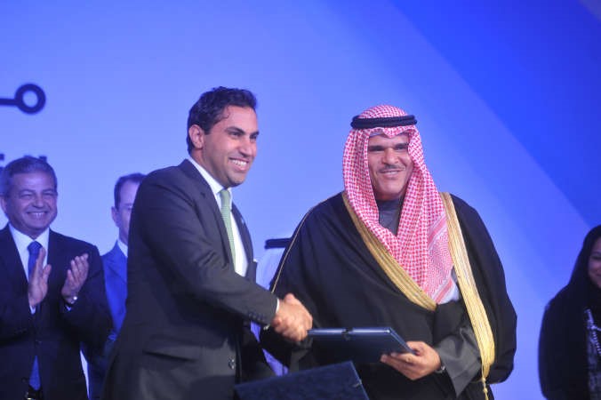 الحمود يتبادل وثائق اتفاقية التعاون مع مبعوث الامين العام للامم المتحدة للشباب احمد الهنداوي﻿