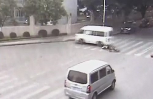 بالفيديو.. دهستها شاحنة وقامت تمشي لتطمئن على السائق !