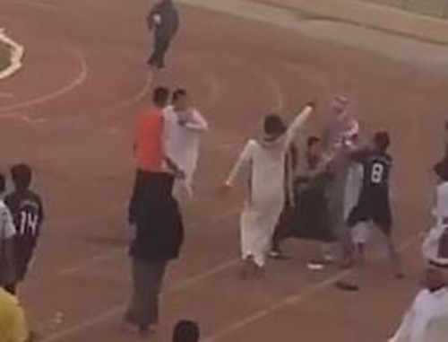بالفيديو.. لاعب سعودي يتعرض للطعن بعد نهاية المباراة !