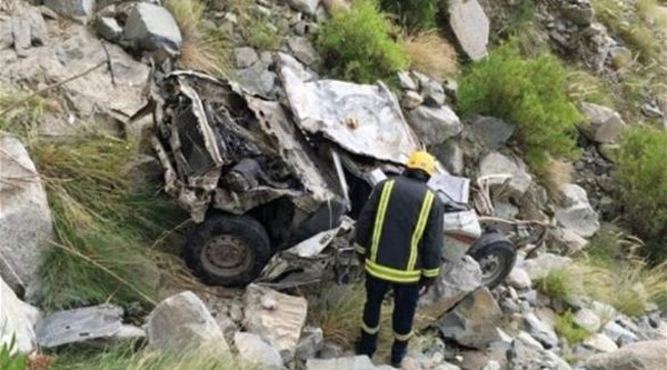 نجاة سبعيني سعودي سقطت سيارته من قمة جبل
