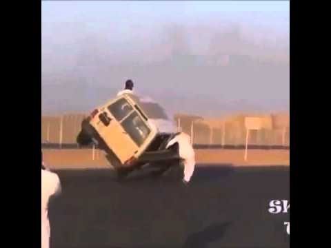 بالفيديو.. شاب سعودي يركب سيارة بينما تسير جانبياً