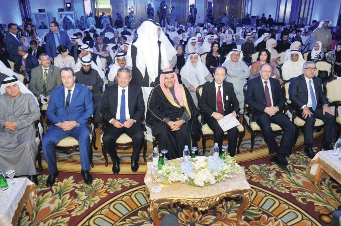 الشيخ سلمان الحمود متوسطا وزراء الشباب العرب