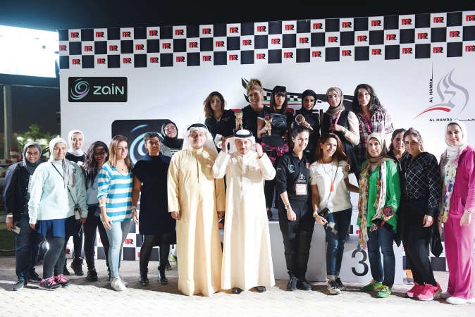  موظفات زين مع المشاركات في سباق الكارتينغ الذي اقيم مؤخرا على حلبة سرب