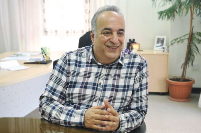 العوضي مستبشرا بواقع الشركة وابتسامة تعبر عن المستقبل 