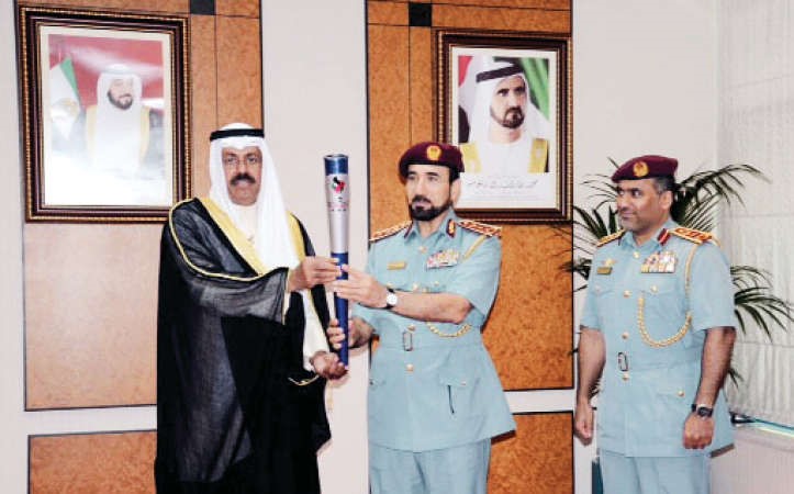رئيس الاتحاد الدولي الرياضي للشرطة الشيخ احمد النواف يسلم الشعلة لابوظبي ﻿